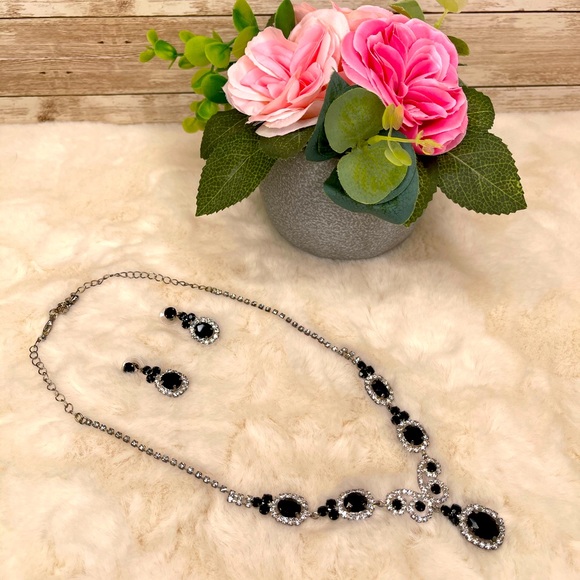 🚫🚫🌹HOST PICK🌹🌸Black & Clear Rhinestone Necklace🌸 - Picture 3 of 6